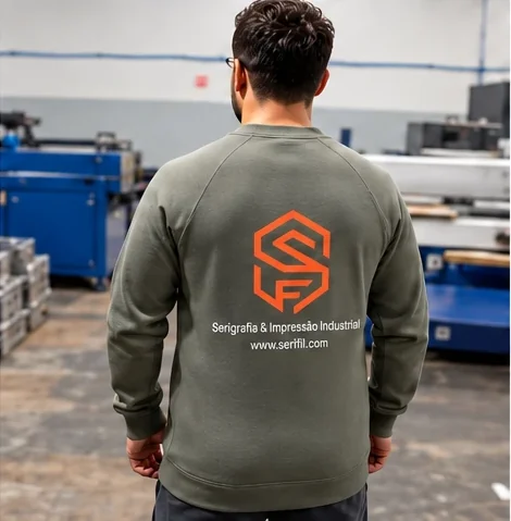 Camisola verde com o logótipo SERIFIL estampado nas costas