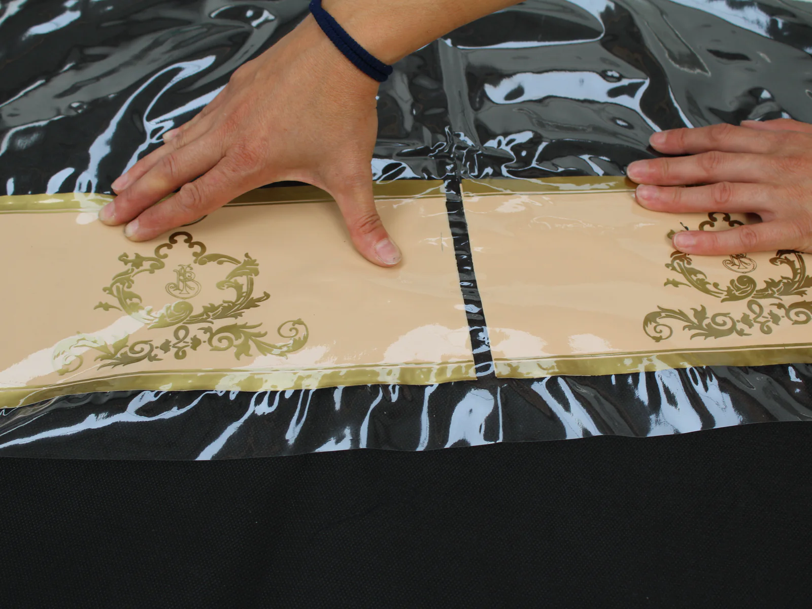 Peças de PVC transparente com impressão ornamental dourada produzidas pela SERIFIL